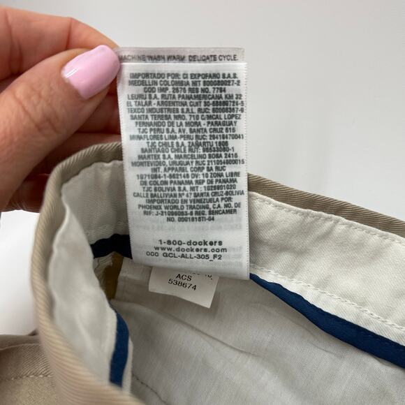Tan dockers dress plants tag size 32x34. Measure 35” x 30.5” x 11.5” i - Picture 5 of 6